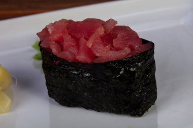 Suşi gunkan ham Tuna ile