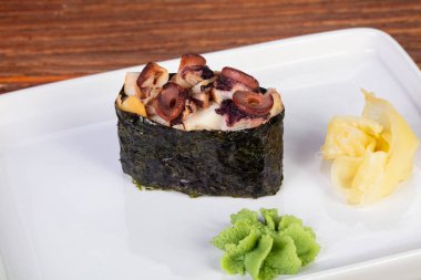 Japon Suşi gunkan ahtapot ile