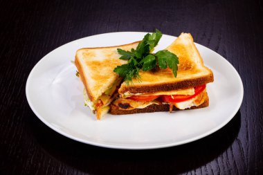 Tavuk ile lezzetli Sezar sandviç