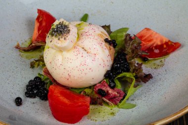 Buratta salata domates ve zeytin yağı