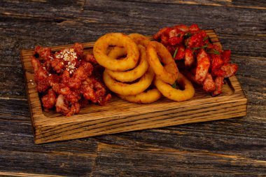 Balık ve cips plaka - karides, cod, soğan