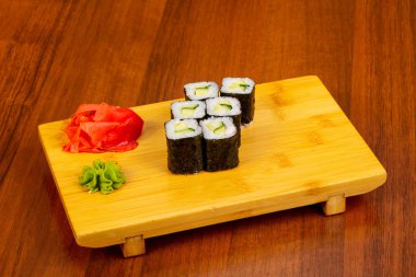 Japon geleneksel salatalık maki rulo