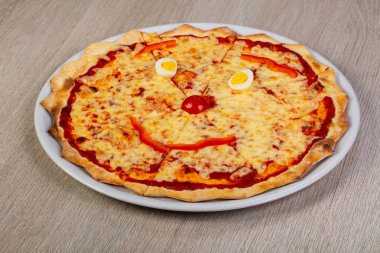 Çocuklar pizza peyniri ve domates ile