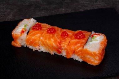 Japon geleneksel rulo somon ile