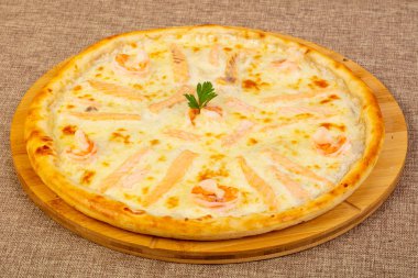 Somon ve peynirli pizza