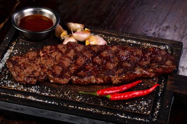 Izgara Dana biftek sosu ve biber ile