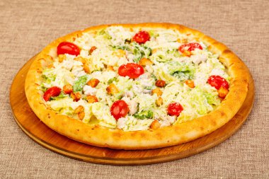 Pizza tavuk ve salata yaprakları ile