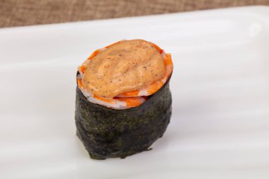 Soslu baharatlı gunkan suşisi.