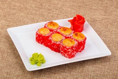 Pişmiş Japon baharatlı sos ile rulo