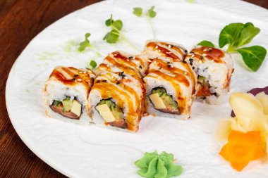 Yılan balığı ve karides ile Japon rulo