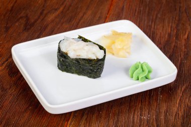 Japon geleneksel gunkan kalamar ile