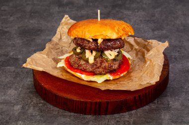 Etli ve peynirli hamburger.