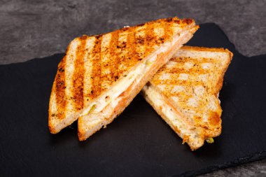 Somon ve peynirli sandviç.