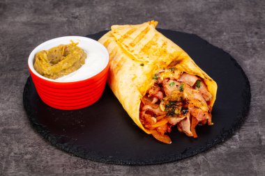 Dürüm et ve sos ile