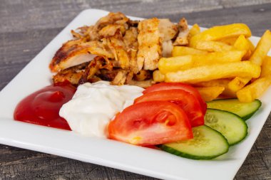 Shawarma plaka ile kızarmış patates