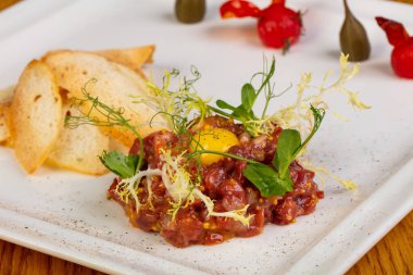 Et ve ekmek ile tartar