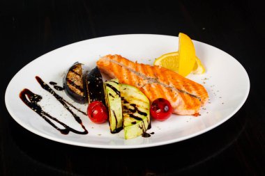 Sebzeli ızgara somon bifteği