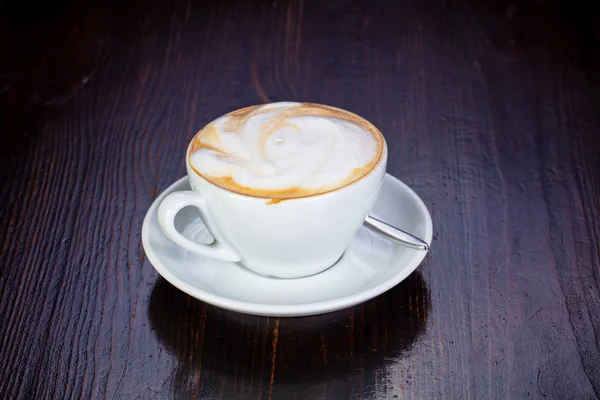 Capuccino 咖啡杯超过木质背景 — 图库照片