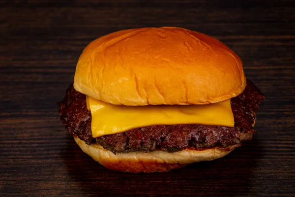 木製の背景上おいしい熱いハンバーガー — ストック写真