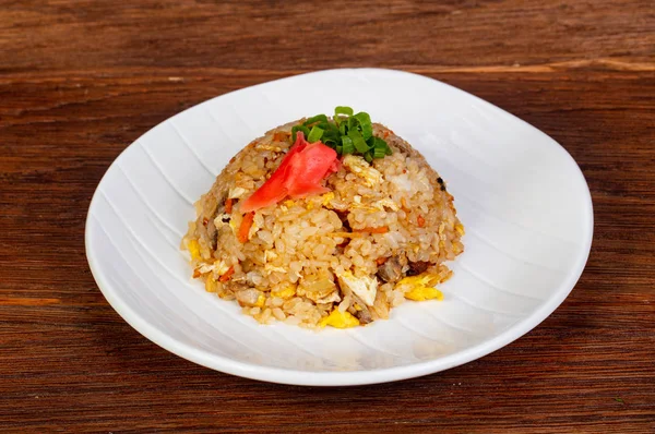 Aduk Nasi Goreng Dengan Ayam Dan Sayuran — Stok Foto