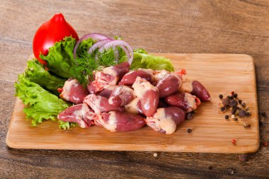 Yemek pişirmek için çiğ tavuk Kalpler