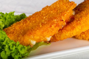 Kızarmış peynir salata yaprakları ile