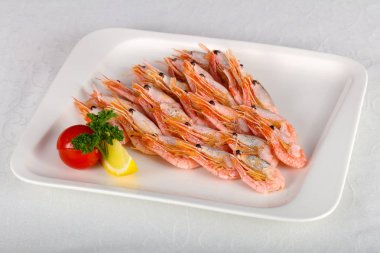 Haşlanmış karides meze beyaz tabak içinde