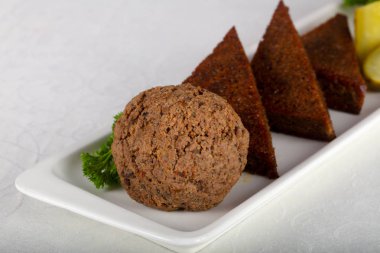 Ekmek ve salatalık turşusu ile karaciğer yaymak