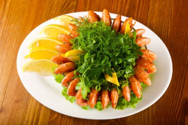 Karides kokteyl limon ve maydanoz servis