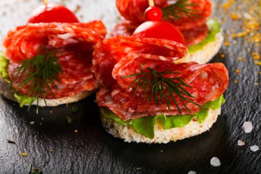 Kanepe ile catering için salam