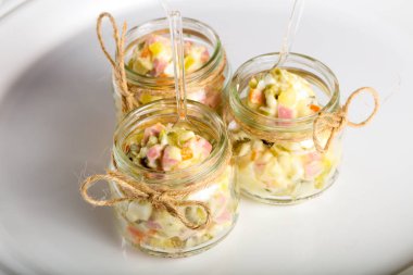 Rus salatası bardakta servis edebilirsiniz