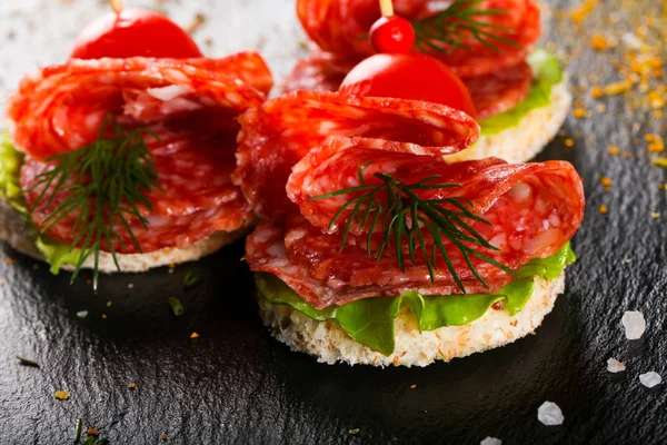 Canapé Con Salami Para Catering —  Fotos de Stock