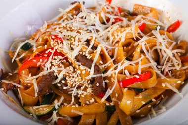 Sığır eti ve parmesan peynirli makarna