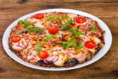 Jambonlu, peynirli ve domatesli pizza.