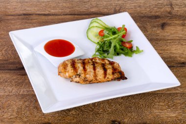 Soslu ızgara tavuk göğsü.