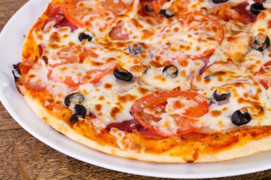 pastırma ve domates pizza