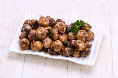 Baharat ile kase salamura mantar