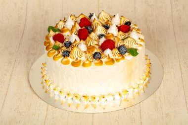 Düğün pastası çilek ve krema ile