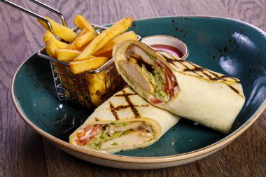 Tavuk rulo börek Fransız patates ile