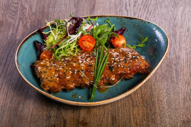 Kavrulmuş Domuz kaburga salata ve domates ile