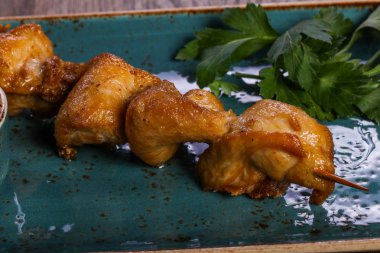 Tavuk şiş sos ve maydanoz ile