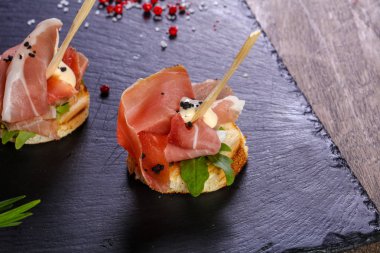 Bruschetta hamon ve sos ile