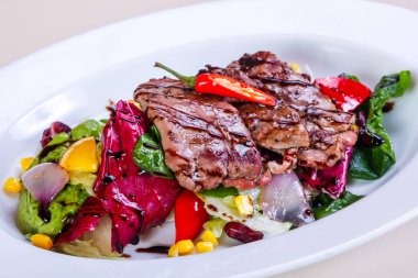 Sebze ve soslu ızgara domuz eti.