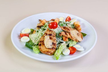 Kızarmış tavuklu Sezar salatası.