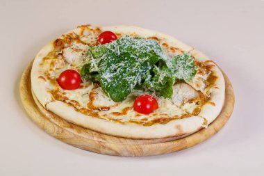 Sezar pizza ile parmesan peynir