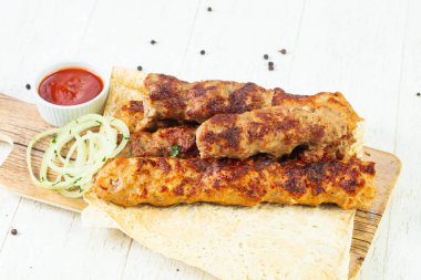 Şiş kebeb mix tabak sos ve soğan ile