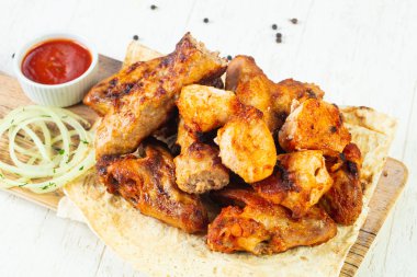 Et kebabı mix tabak - tavuk kanatları, domuz, sığır eti