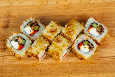 Yılan balığı ve ton balığı çip ile rulo