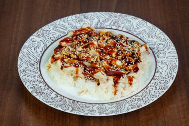 Teriyaki tavuk pilav ve sesam tohumları ile