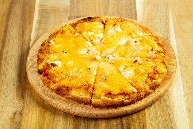 Dört peynir pizza ahşap arka plan üzerinde